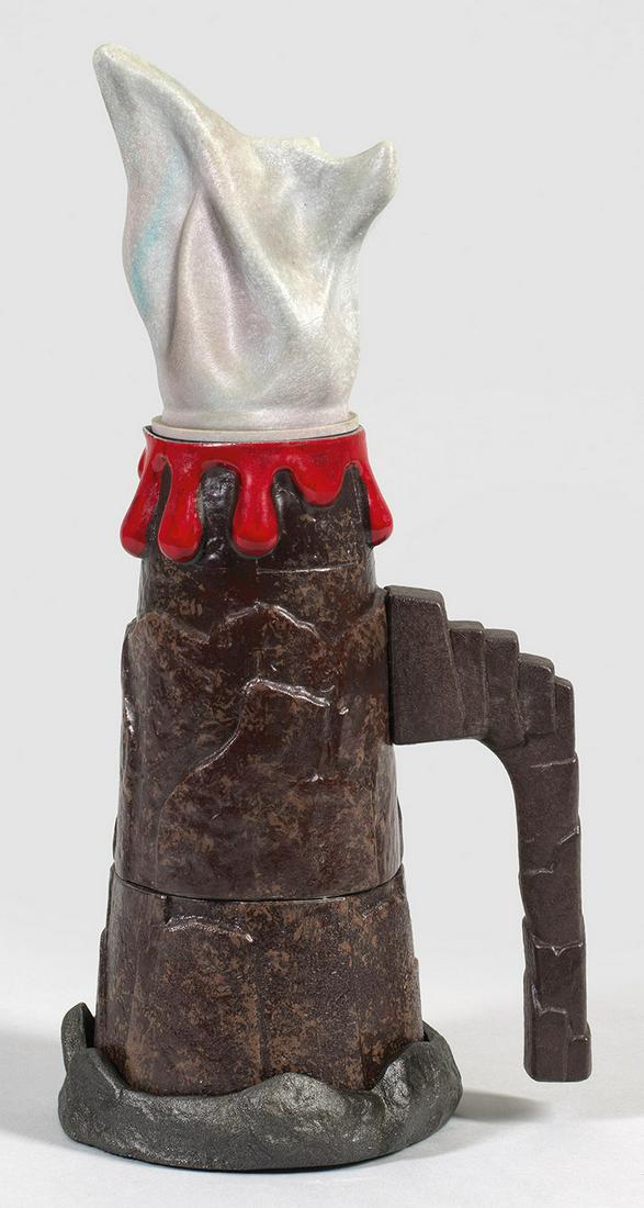 Espresso-Kaffeemaschine "Vesuvio" von Gaetano Pesce: mit Untersetzer. Aluminium, braun und rot lackiert. Kunststoff. Konischer Korpus mit reliefiertem Henkel in Form des rauchenden Vesuvs. Herstellerzeichen. H. 36 cm. An Espresso maker (Caffettiera) "Ve