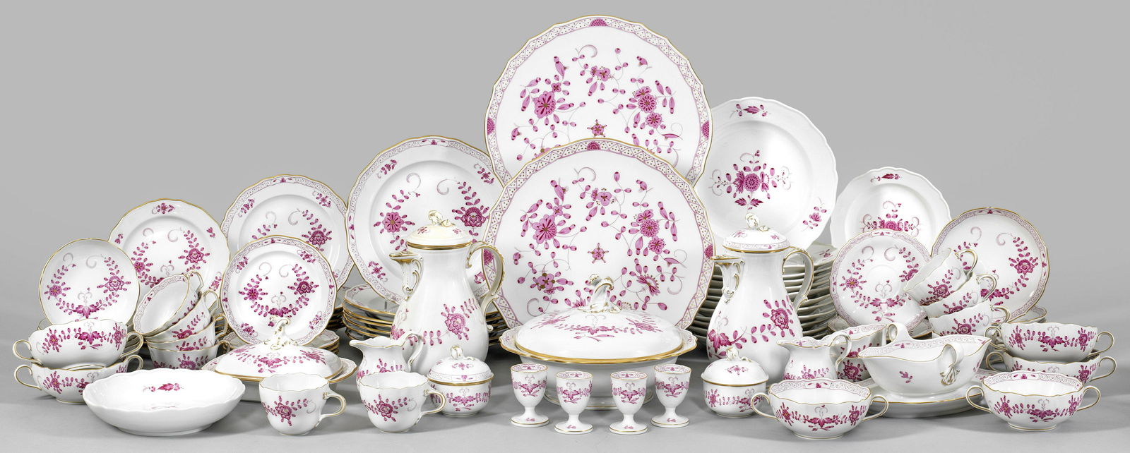 Kaffee- und Speiserestservice mit Dekor: 79-tlg.; 2 Kaffeekannen, 2 Zuckerdosen, 2 Sahnegießer, 6 Kaffee-, 6 Tee-, 6 Suppentassen mit Untertassen, 18 Speise-, 16 Brot-, 6 Kuchen-, 5 Dessertteller, Terrine, Sauciere, 2 Kuchenplatten, Gebäck