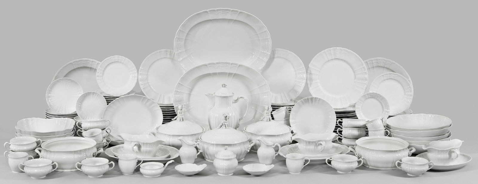 Kaffee- und Speiseservice "Rocaille": 141-tlg.; Kaffeekanne, Zuckerdose, Sahnegießer, 11 Kaffee-, 12 Suppentassen mit Untertassen, 42 Speise-, 14 Suppen-, 11 Brot-, 23 Kuchenteller, 3 Deckelterrinen, 5 Anbietplatten, 13 Anbietschalen, 3