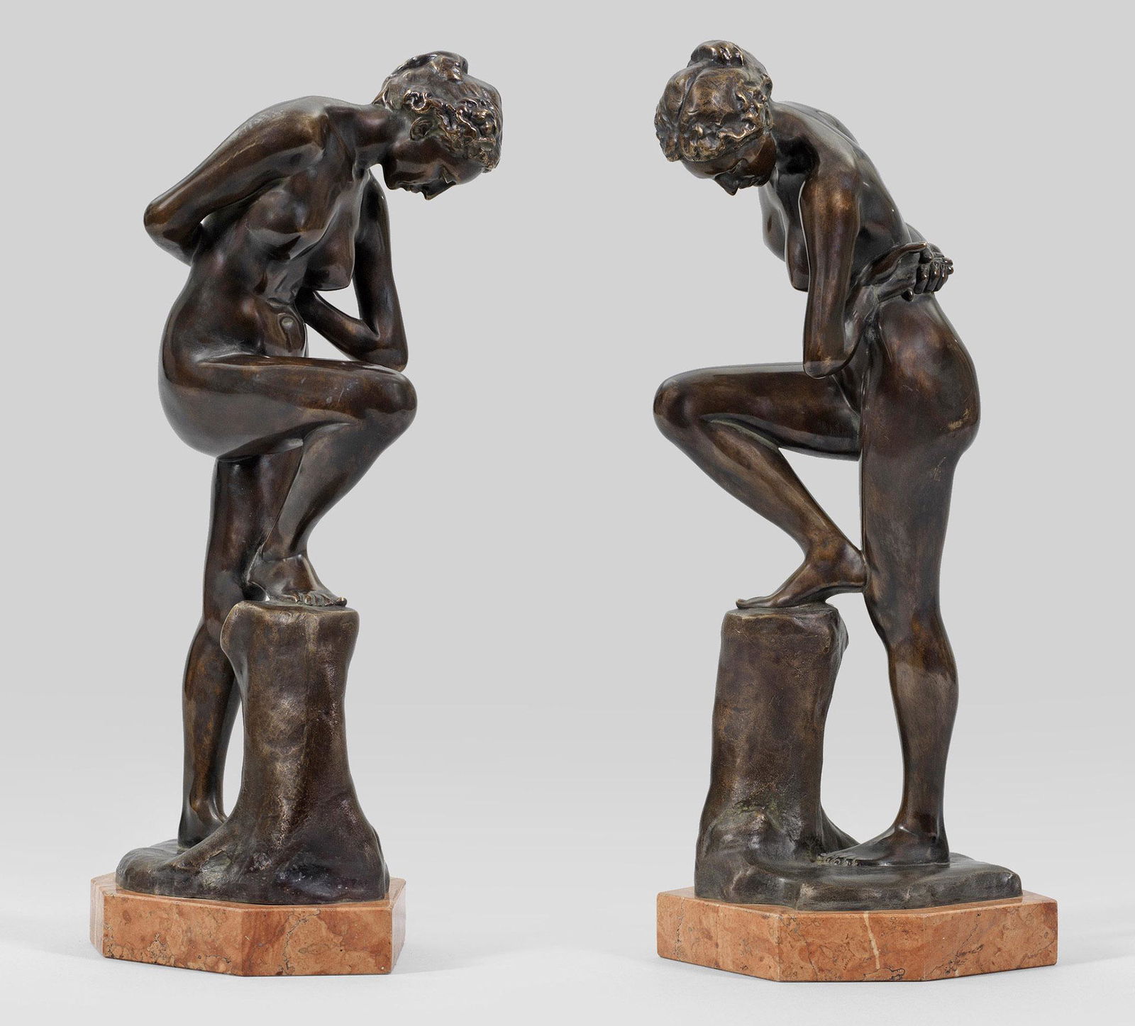 Max Klinger: (1857 Leipzig - 1920 Großjena/Naumburg) /T/"Badende, die sich im Wasser spiegelt". Originaltitel// Bronze, dunkelbraun patiniert, 1896/97. Monogr.; Gießerinschrift "Akt. Ges. v. H. Gladenbec