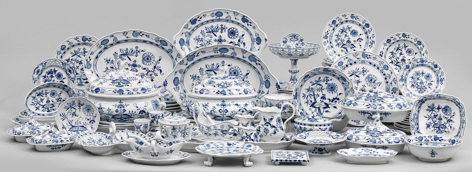 Umfangreiches Tafelrestservice mit Zwiebelmusterdekor (1 of 1)