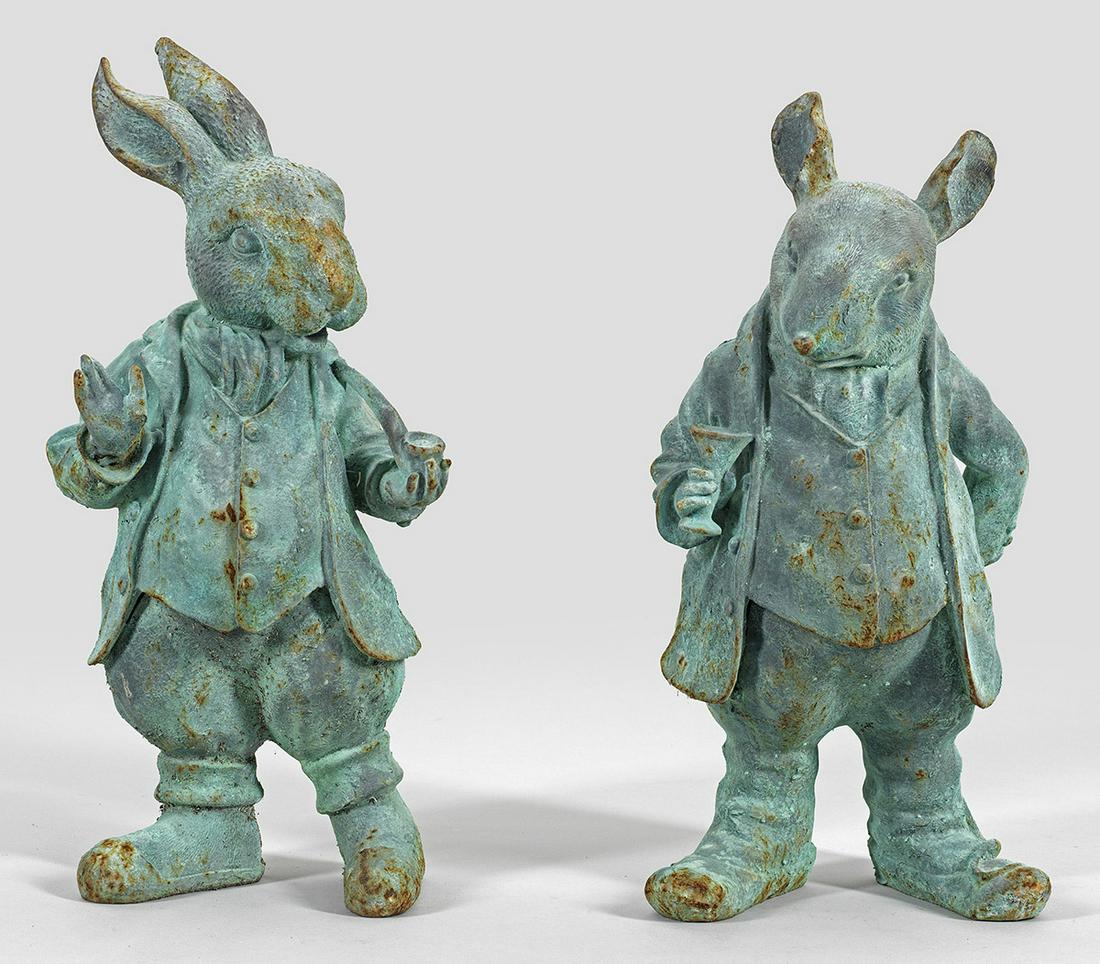 Zwei Gartenfiguren von Peter Rabbit und Mr Ratty (1 of 1)