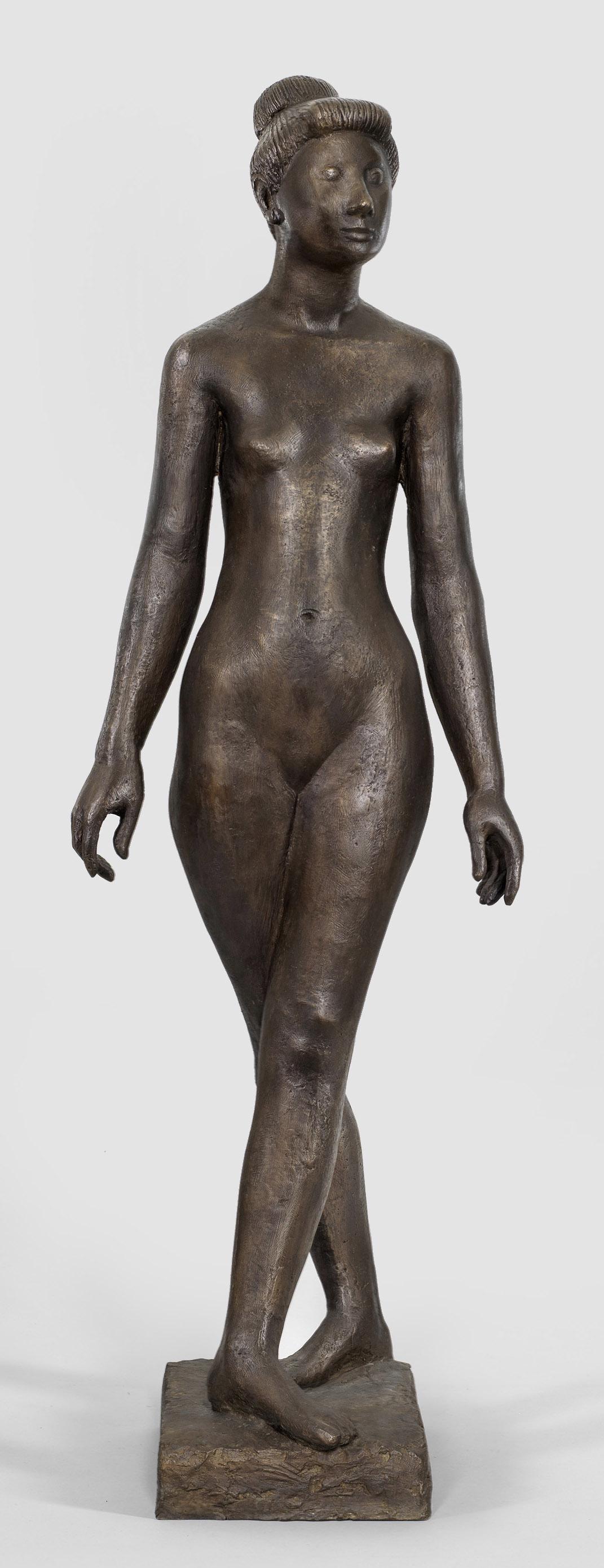 Gerhard Marcks: (1889 Berlin - 1981 Burgbrohl/Eifel) "Tänzerin". Originaltitel Bronze, dunkelbraun patiniert, 1947. Künstlersignet ("Phoenix"), nummeriert "IX". Gießerstempel "GUSS BARTH RINTELN". Guss