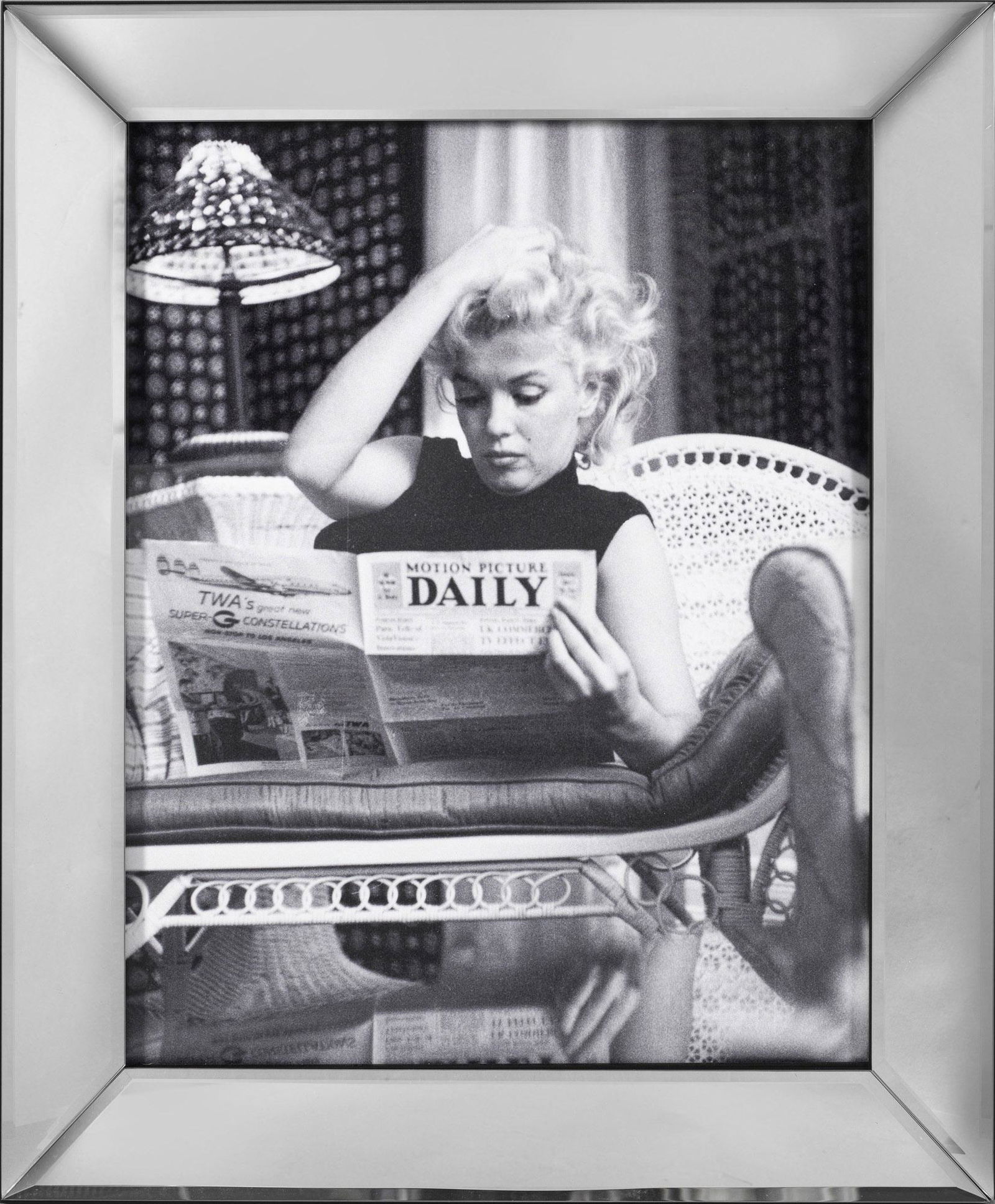 Ed Feingersh: (1925 Brooklyn/New York - 1961 New York City) nach Marilyn Monroe beim Zeitung lesen C-print. Nach der Schwarzweiß-Fotografie Ed Feingersh, der 1955 für die Zeitschrift "Redbook" eine sieben