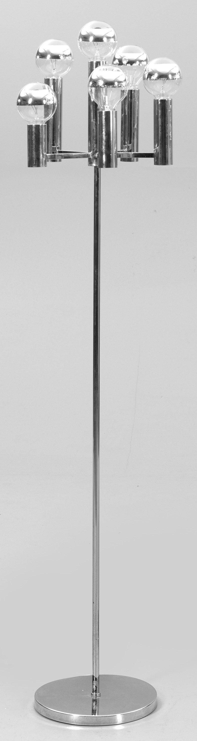Vintage Stehlampe: 6-flg.; Metall, verchromt. Über flachem Rundsockel schlanker Schaft als Träger für Leuchtmittel. Gekantete Stege mit zylinderförmigen Tüllen. Unbez.; Entw. Robert Haussmann. E