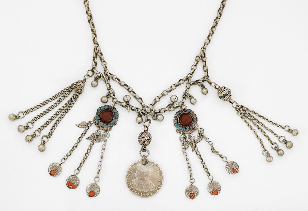 Charivari mit reichem Behang (1 of 1)