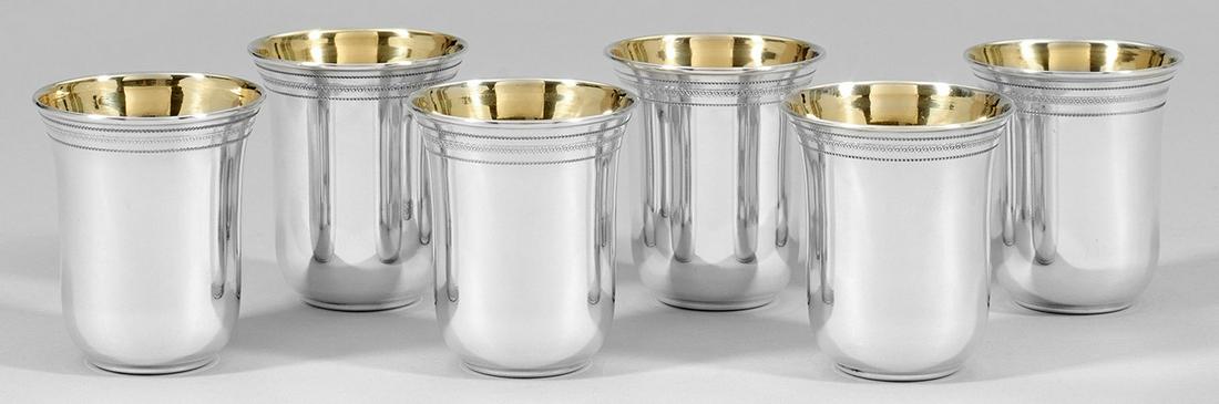 Sechs Weinbecher: Silber. Glatter Korpus, unterhalb des ausschwingenden Randes fein gravierter Eierstabfries. Innen vergoldet. Gest. 925. Gew. zus. ca. 460 g. H. 7,6 cm. Six Sterling silver beakers. Gilt inside. Standa