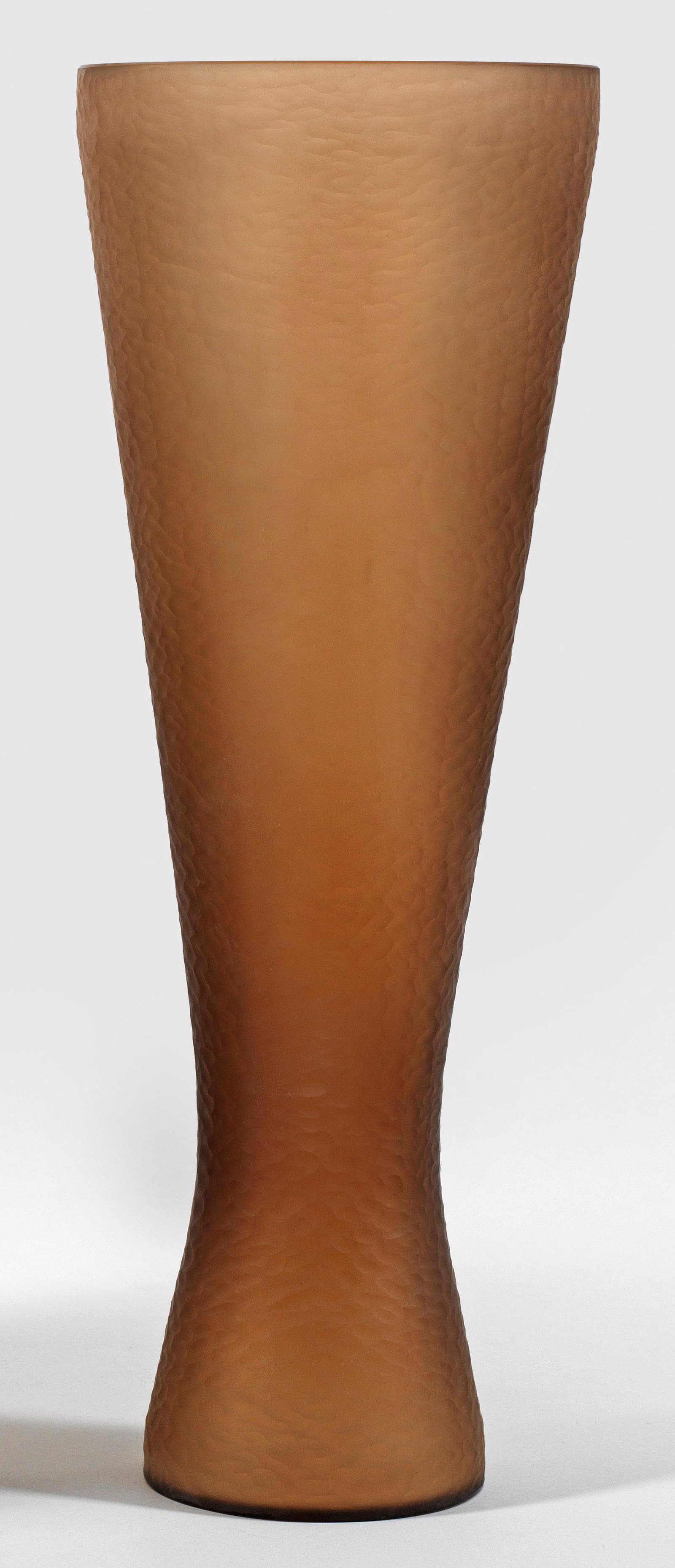 Sehr große "Battuto"-Vase: Schlanke Pokal- bzw. Keulenform mit Einschwingung im unteren Viertel. Rauchfarbenes bzw. ambra-toniges, graubraunes Glas, die Wandung flächendeckend in "Battuto-Technik" im Stil von Carlo Scarpa 