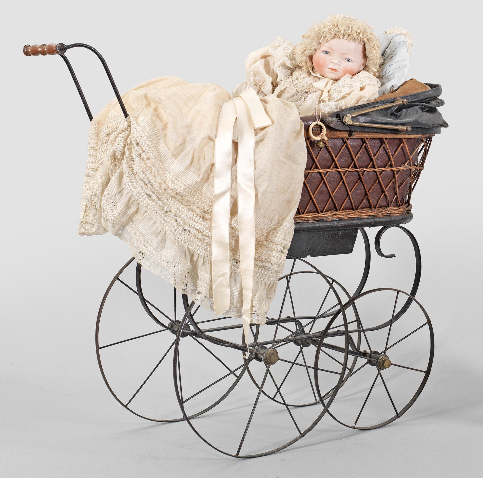 Großes "Bye-Lo-Baby" von Grace Storey Putnam mit: Biskuitporzellan-Vollkopf mit Ringhals, geschlossenem Mund und blauen Schlafaugen auf Stoffkörper mit Celluloid-Händen von Schildkröt. Aufwändig bekleidet. Im Nacken gem.: Copyr. b