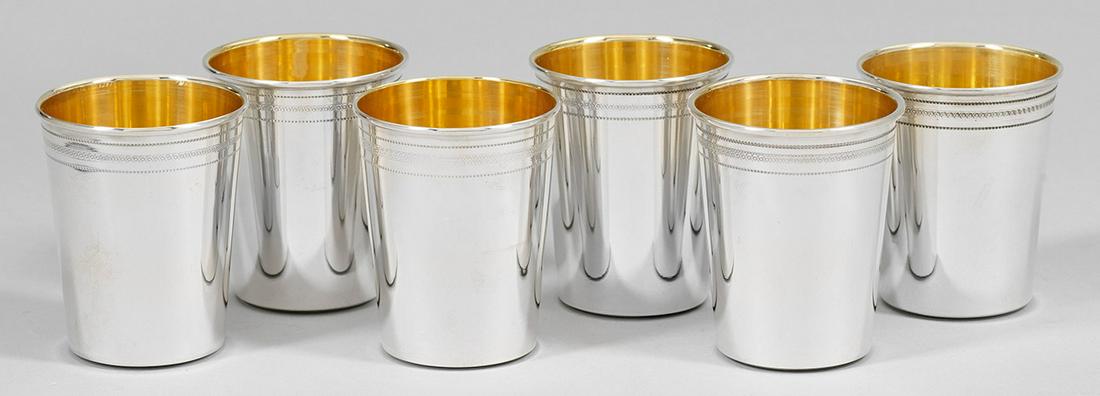 Sechs Becher: Silber. Konisch mit glatter Wandung. Unterhalb des Randes gravierter Eierstabfries. Innen vergoldet. Gest. 925. Gew. zus. ca. 770 g. H. 9 cm. Six Sterling silver wine cups. Gilt inside. Standard mark 