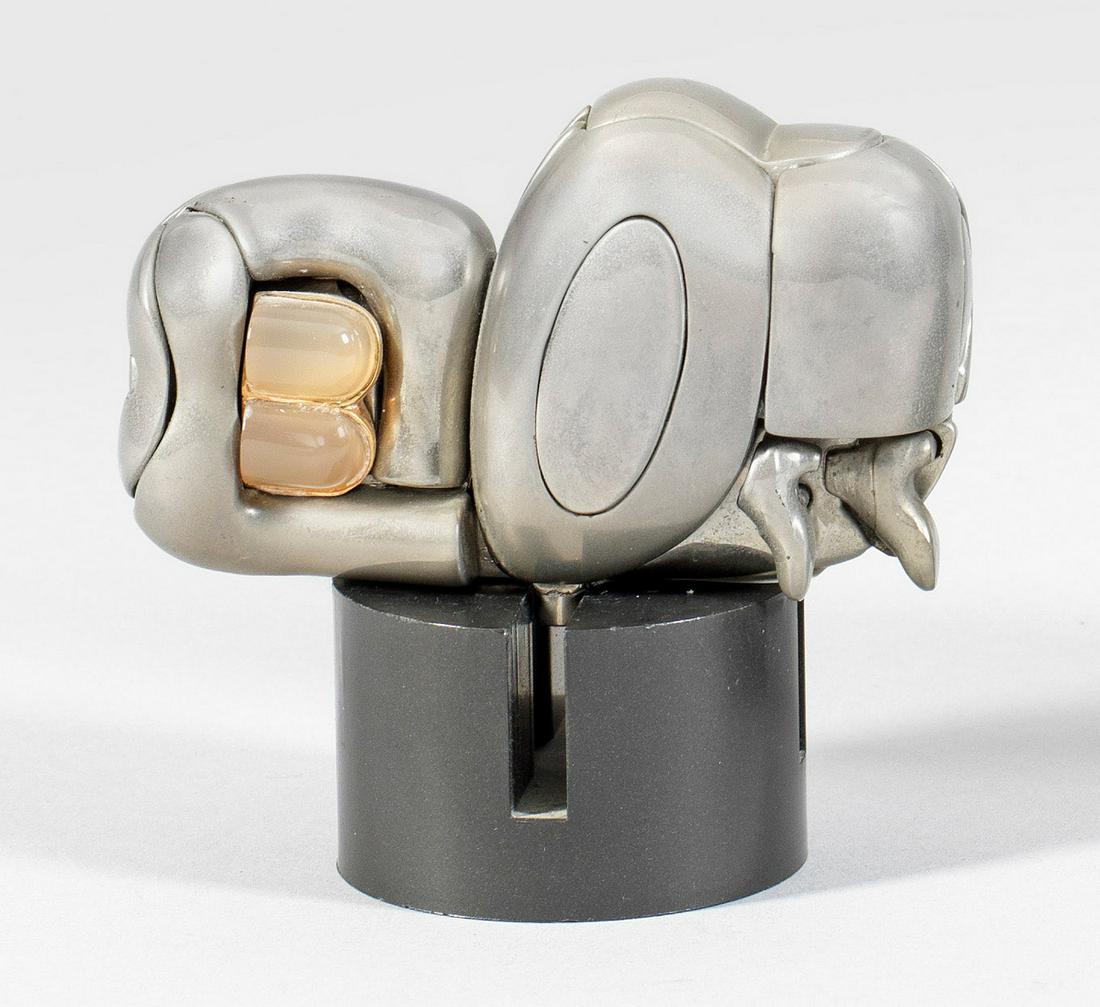 Miguel Berrocal: (1933 Villanueva de Algaidas/Malaga - 2006 Antequerra/Spanien) "Mini Zoraida". Originaltitel Puzzle-Figur aus vernickeltem Metall mit integriertem Ring. Schwarzer Kunststoffsockel. Sign.-Stempel; Eine