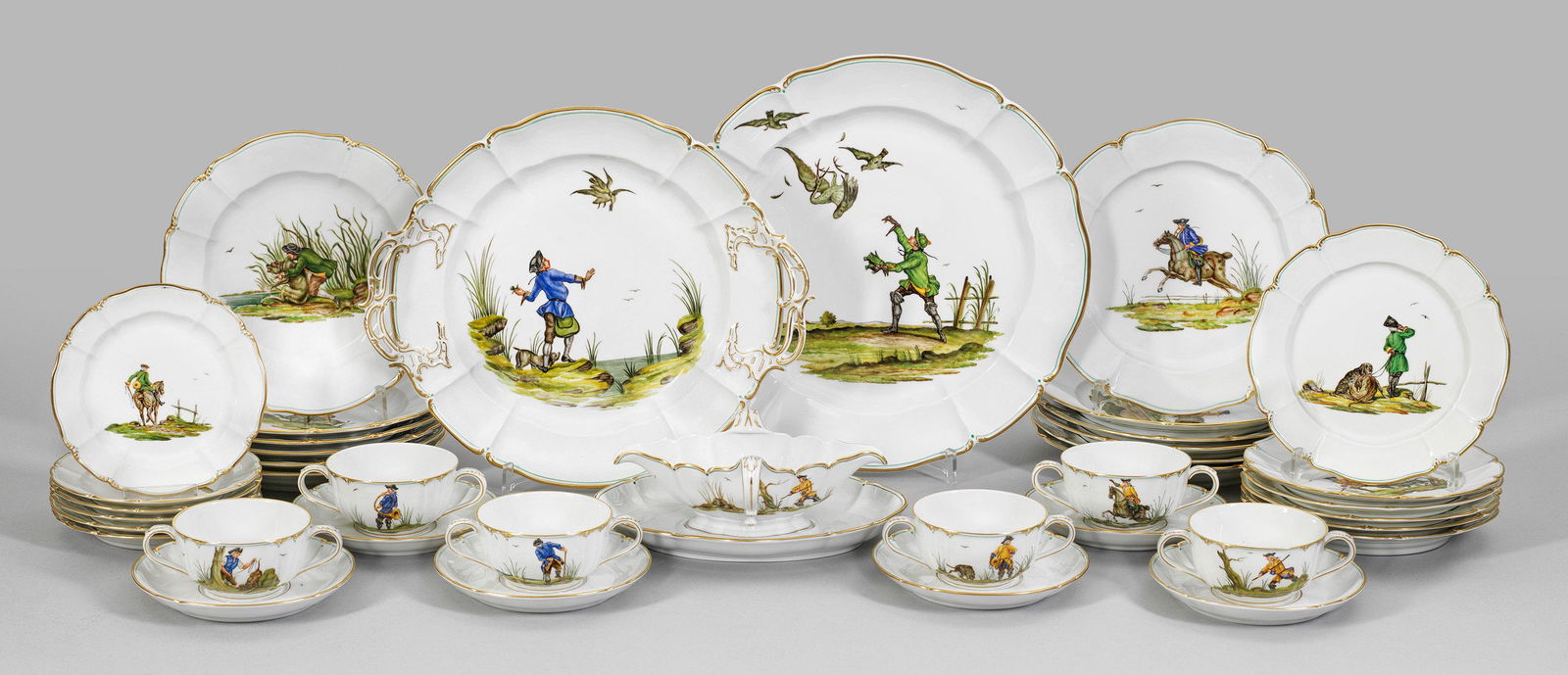 Außergewöhnliches Speiseservice mit: Dekor "Bunte Nymphenburger Jagd" für 6 Personen. 33-tlg.; 6 Vorspeisen-,6 Speise-, 6 Brot- und 6 Dessertteller, 6 Suppentassen mit Untertassen, Sauciere, 2 Anbietplatten. Form "Rokoko" mit faconn