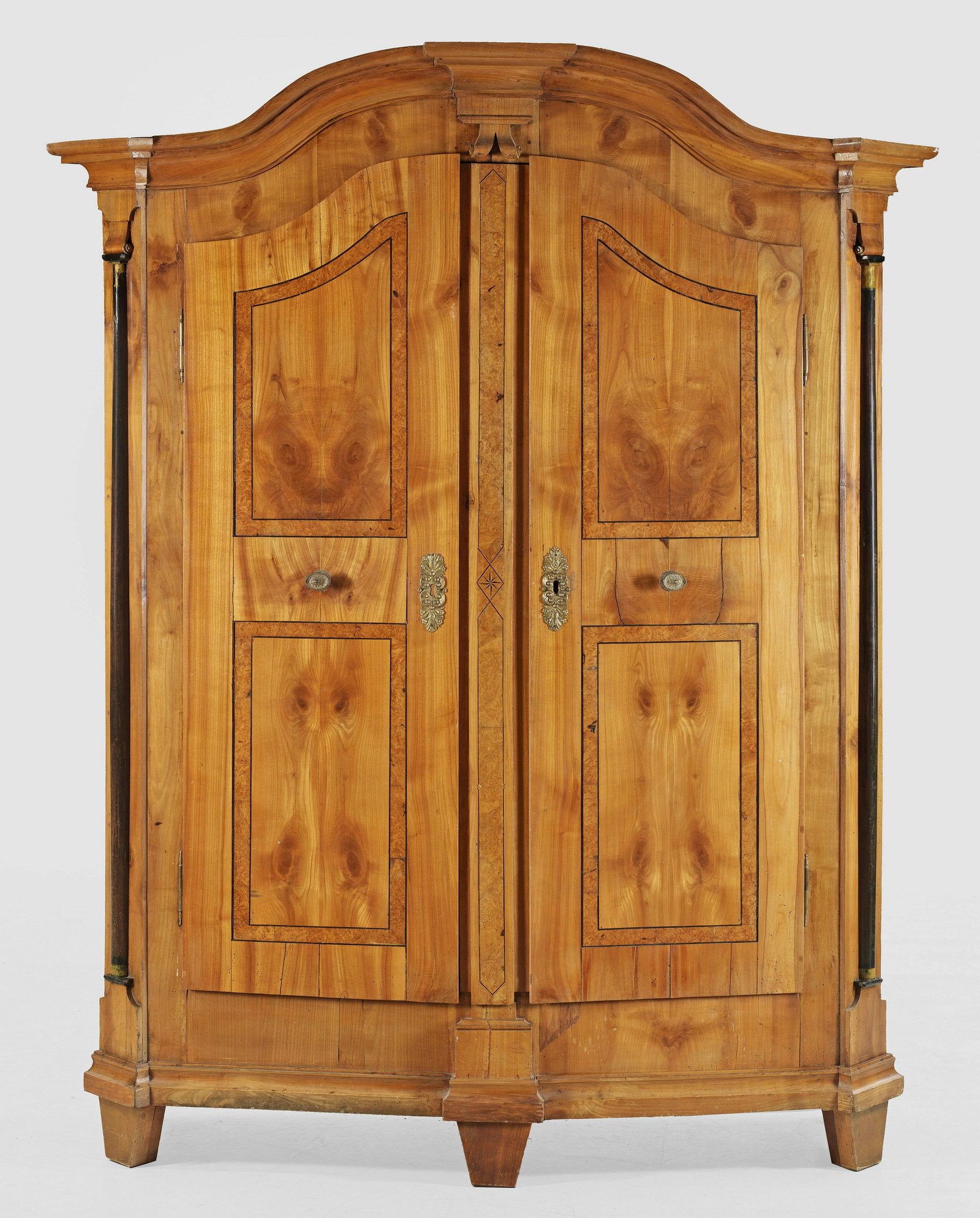 Klassizistischer Dielenschrank (1 of 1)