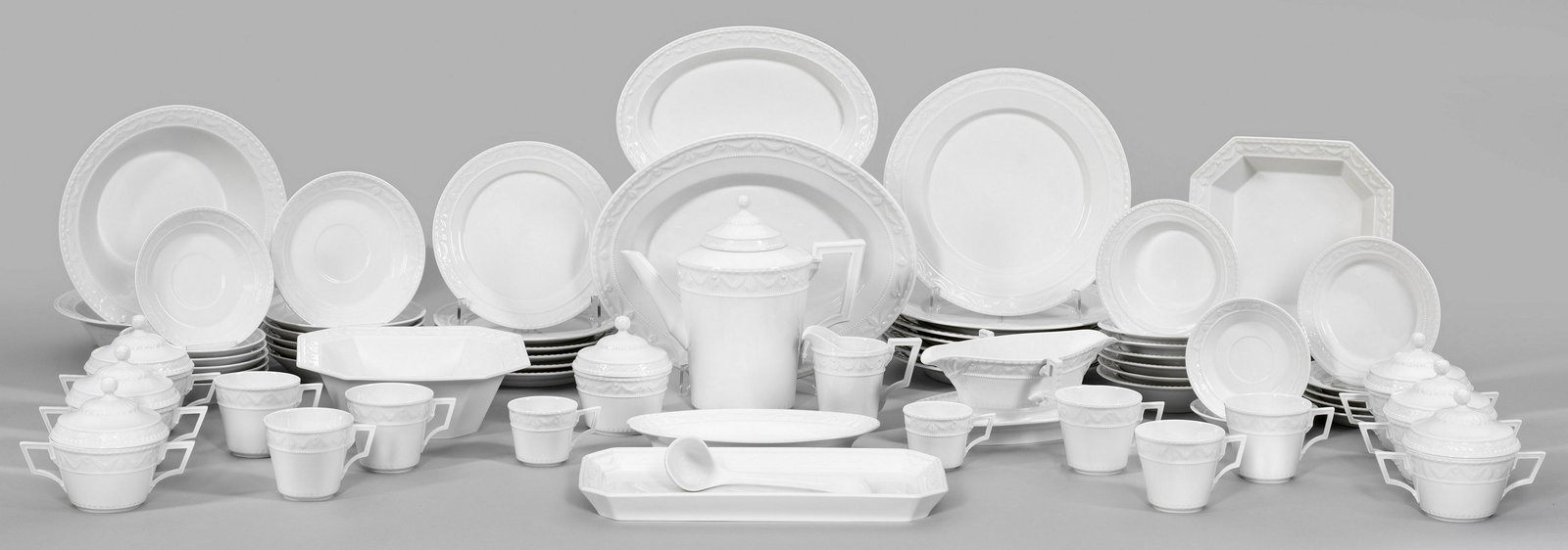 Kaffee- und Speiserestservice "Kurland": 53-tlg.; Kaffeekanne, Sahnegießer, Zuckerdose, 6 Kaffee-, 2 Mokka-, 6 Suppentassen mit Untertassen, 7 Speise-, 5 Brot-, 6 Desserteller, Königskuchen- und 2 Beilagenplatten, 3 Beilagen-, 3 Sa