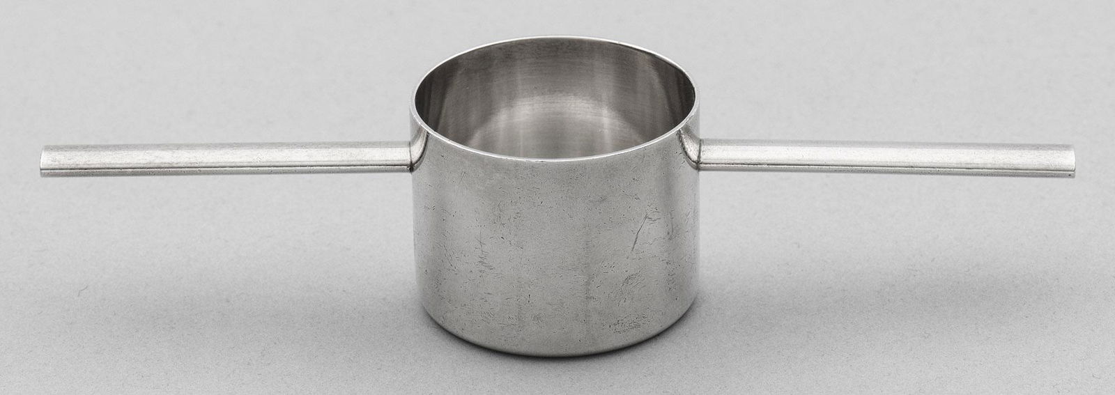 Søren Georg Jensen-Barmaß: Søren Georg Jensen-Barmaß Silber. Zylindrisch, beidseitig längliche, abgeflachte Griffe. Modell-Nr. 1124. Entw. Søren Georg Jensen. Gest. Sterling, Designersignet, Herstellerzeiche