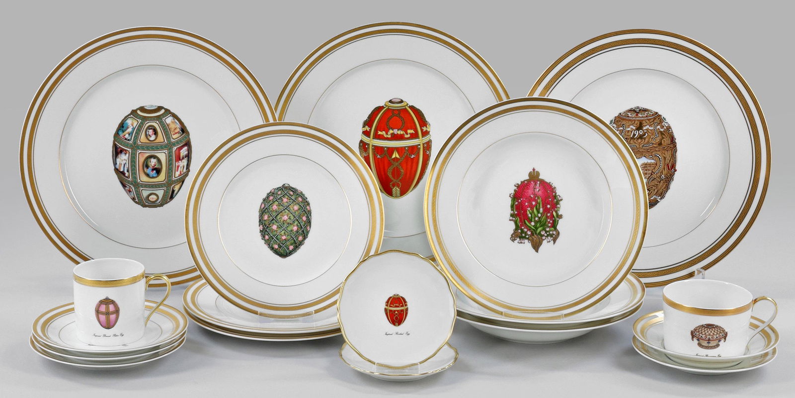 Restservice mit Motiven der Russischen Zareneier von: Restservice mit Motiven der Russischen Zareneier von Fabergé 16-tlg.; 3 Speise-, 3 Suppen-, 3 Brot-, 3 Kuchenteller, 2 Canapés-Teller, Kaffee- und Teetasse mit Untertassen. Farbenprächt