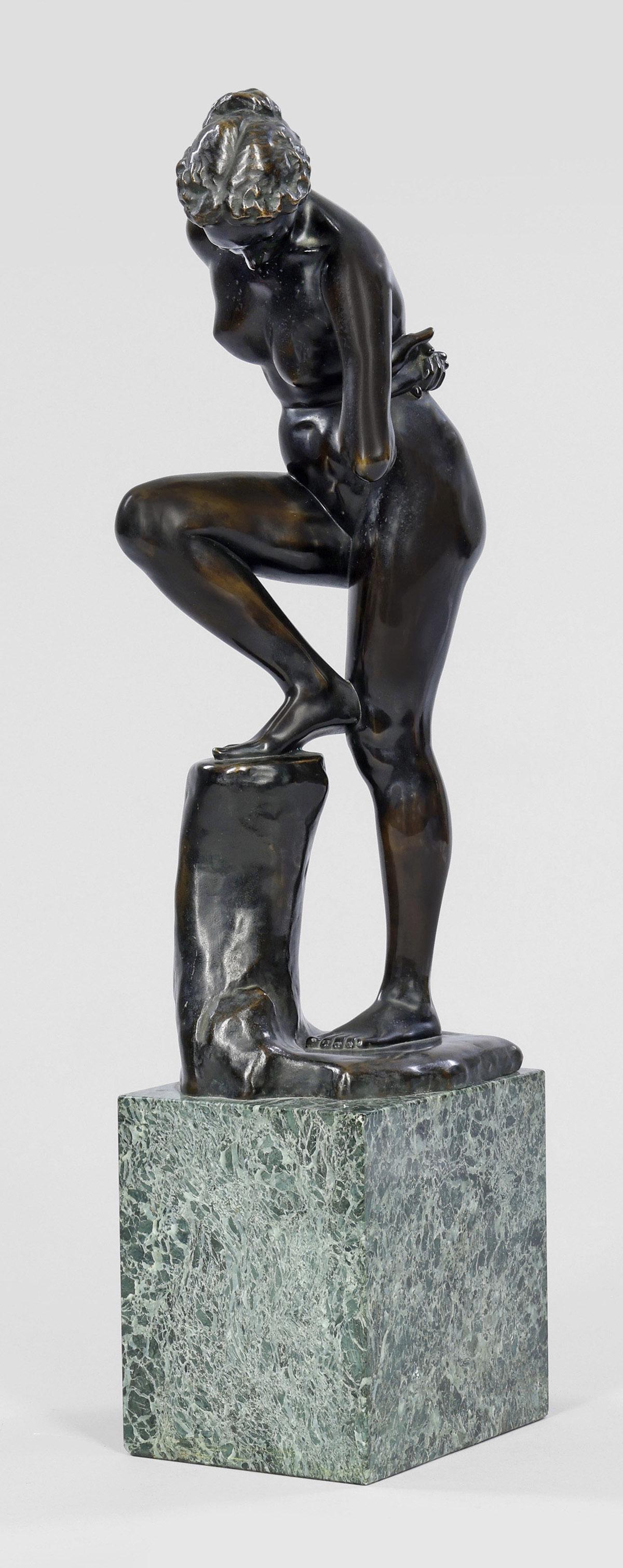 Max Klinger: Max Klinger (1857 Leipzig - 1920 Großjena/ Naumburg) "Badendes Mädchen, sich im Wasser spiegelnd". Originaltitel Bronze, dunkelbraun patiniert, 1896/97. Gießerinschrift "Akt. Ges. v. H.