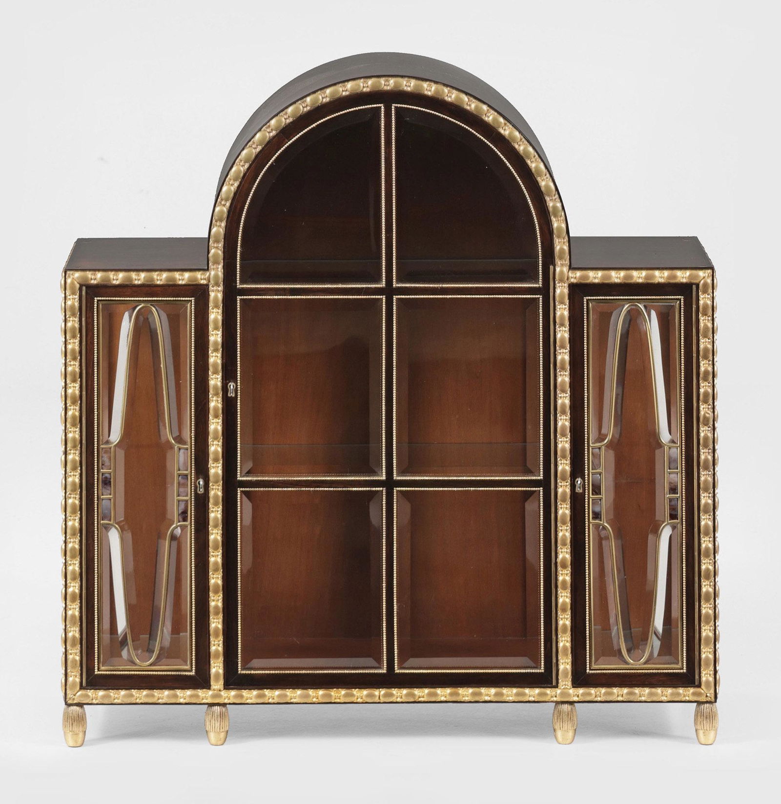 Jugendstil-Vitrinenaufsatz von Emanuel Josef Margold: Jugendstil-Vitrinenaufsatz von Emanuel Josef Margold Mahagoni, massiv und furniert sowie Applikationen aus geprägtem Messing. Gerader, querrechteckig angelegter, dreiseitig verglaster Korpus, mit