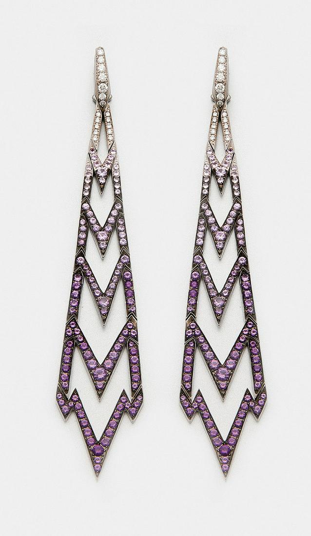 Paar Chandeliers von Stephen Webster "Lady Stardust": Paar Chandeliers von Stephen Webster "Lady Stardust" Weißgold, gest. 750. Dekorativ gestaltet in Form eines Blitzes in Ajour, besetzt mit violettfarbenen Amethysten von zus. ca. 2,33 ct., Saphire
