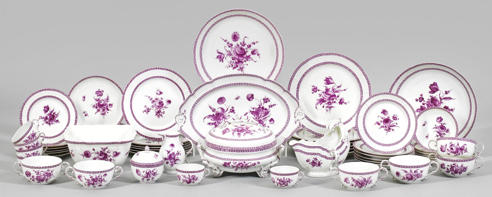 Kaffee- und Speiseservice mit Blumendekor: Kaffee- und Speiseservice mit Blumendekor in Purpur-Camaieu für 6 Personen. 44-tlg.; 6 Kaffee-, 6 Suppentassen mit Untertassen, Sahnegießer, Zuckerdose, 6 Kuchen-, 6 Speise-, 6 Brot-, 6 Dess