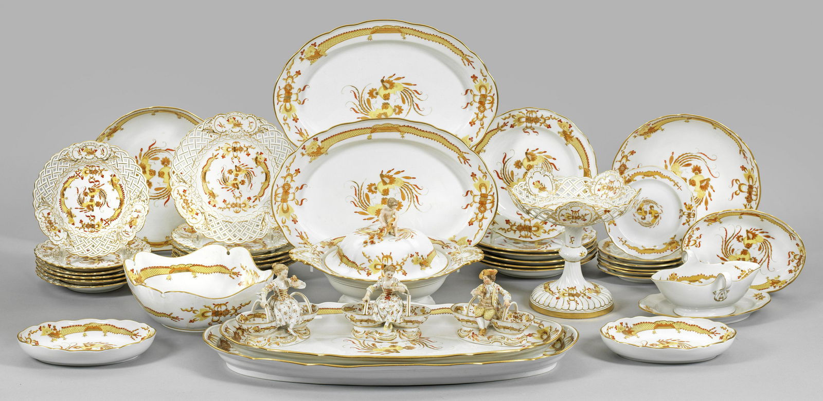 Speiseservice mit Dekor "Gelber reicher Drache": Speiseservice mit Dekor "Gelber reicher Drache" für 6 Personen 40-tlg.; 6 Speise-, 6 Brot-, 6 Gebäck- und 6 Konfektteller, Gemüseterrine, 2 Fleisch-, 2 Fischplatten, 3 Beilagenschalen,