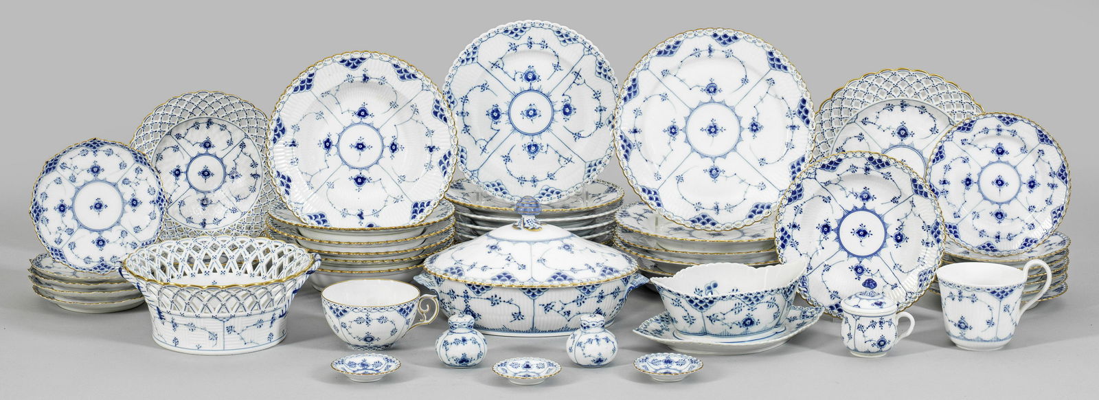 Restservice "Musselmalet": Restservice "Musselmalet" 40-tlg.; 6 Speise-, 7 Vorspeise-, 6 Suppen-, 7 Brot-, 3 Gebäck- und ein Salatteller, Deckelterrine, Sauciere, Teetasse mit Untertasse, Frühstückstasse, Salz- u