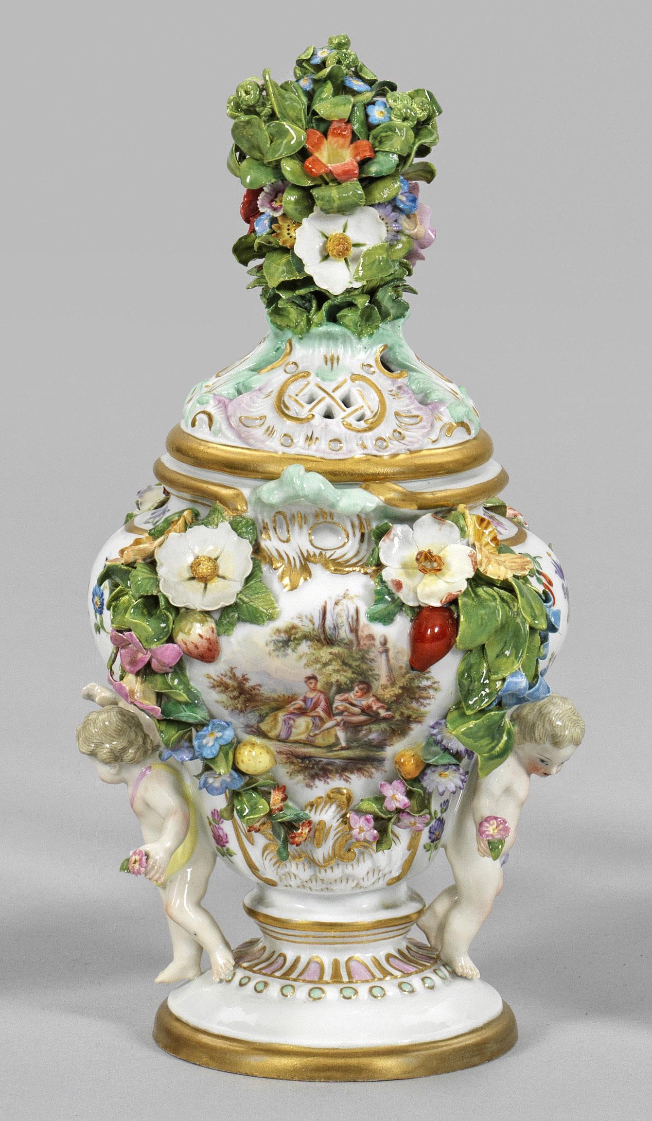 Kleine Potpourrivase mit Watteauszene (1 of 1)