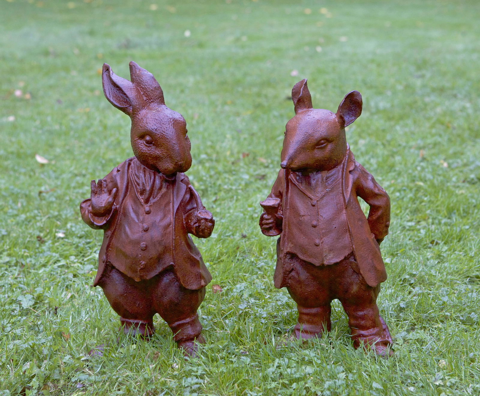 Zwei Gartenfiguren von Peter Rabbit und Mr Ratty (1 of 1)