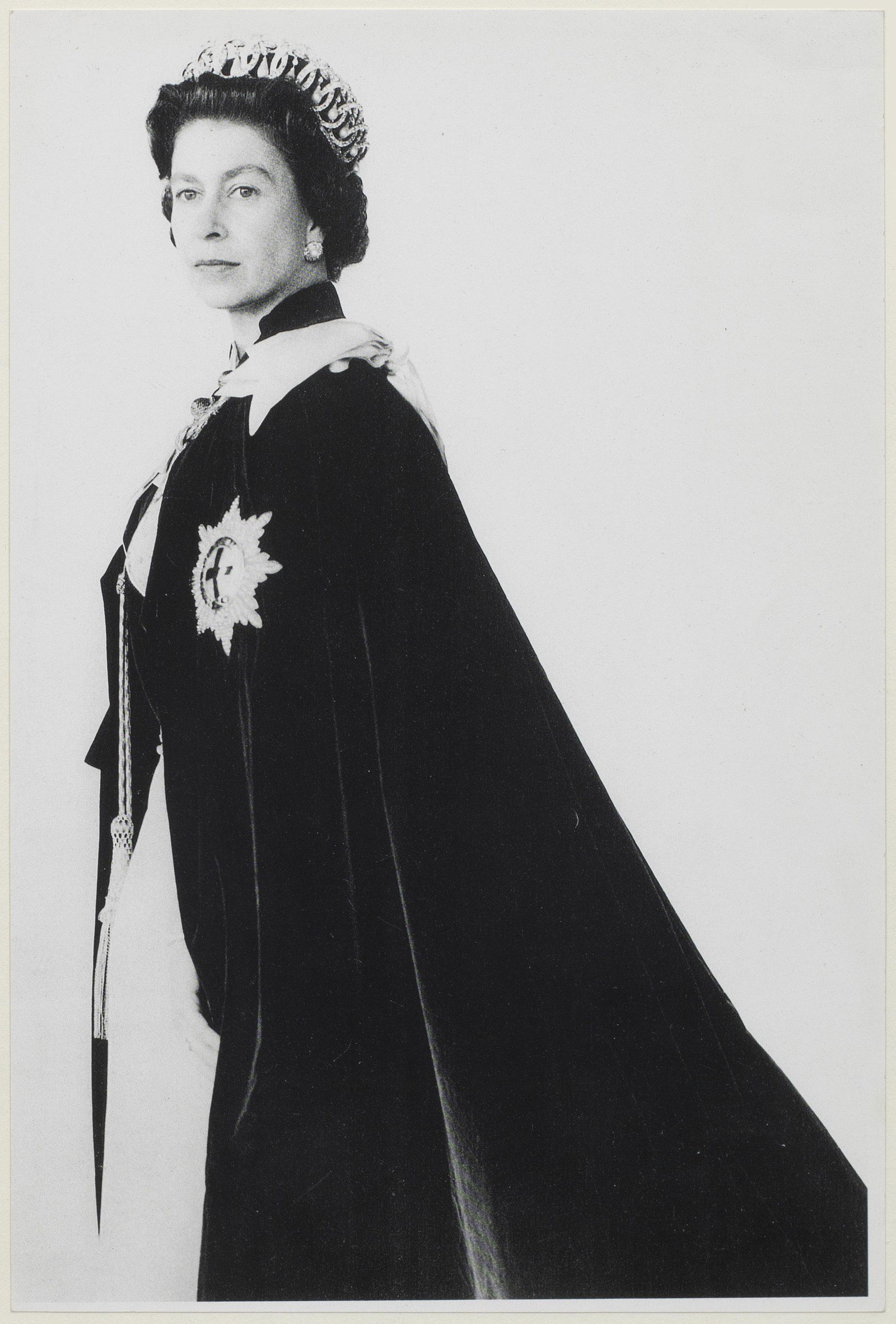 Cecil Beaton: Cecil Beaton (1904 London - 1980 Broad Chalke/Wiltshire) Fotos und Briefe der Queen Elisabeth und ihrer Familie Handschriftlicher Originalbrief (1918) von Georg V. (1865-1936), Großvater der Quee