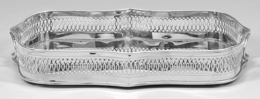 Galerietablett: Galerietablett Silber. Auf vier Füßen geschweifte, glatte Bodenplatte, umzogen von netzgitterartig durchbrochen gearbeitetem Rand. An den Schmalseiten kleine Griffmulden. Gest. 925, Herstell