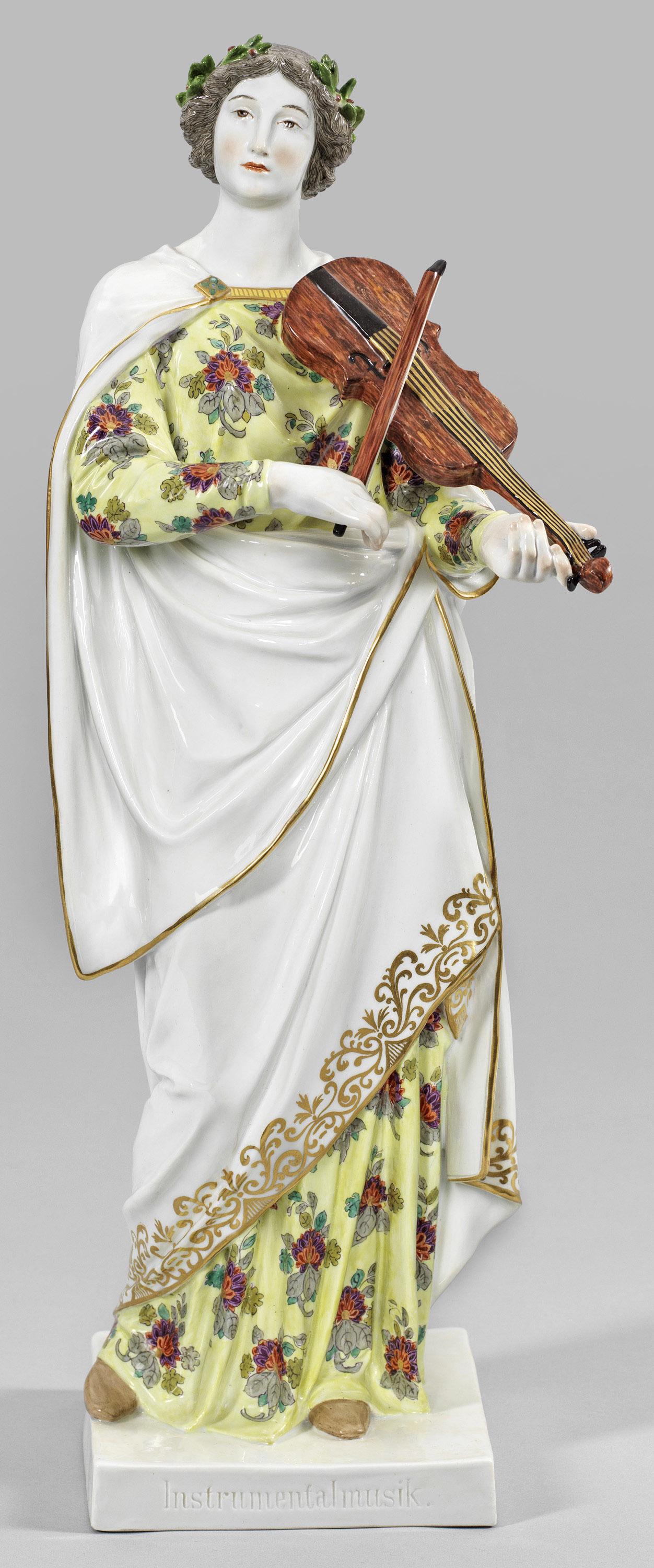 Allegorische Figur "Die Instrumentalmusik": Allegorische Figur "Die Instrumentalmusik" Auf quadratischer Plinthe, im Kontrapost stehende, die Violine spielende, weibliche Personifikation in langem, zartgelbem und von großen Indianischen Bl