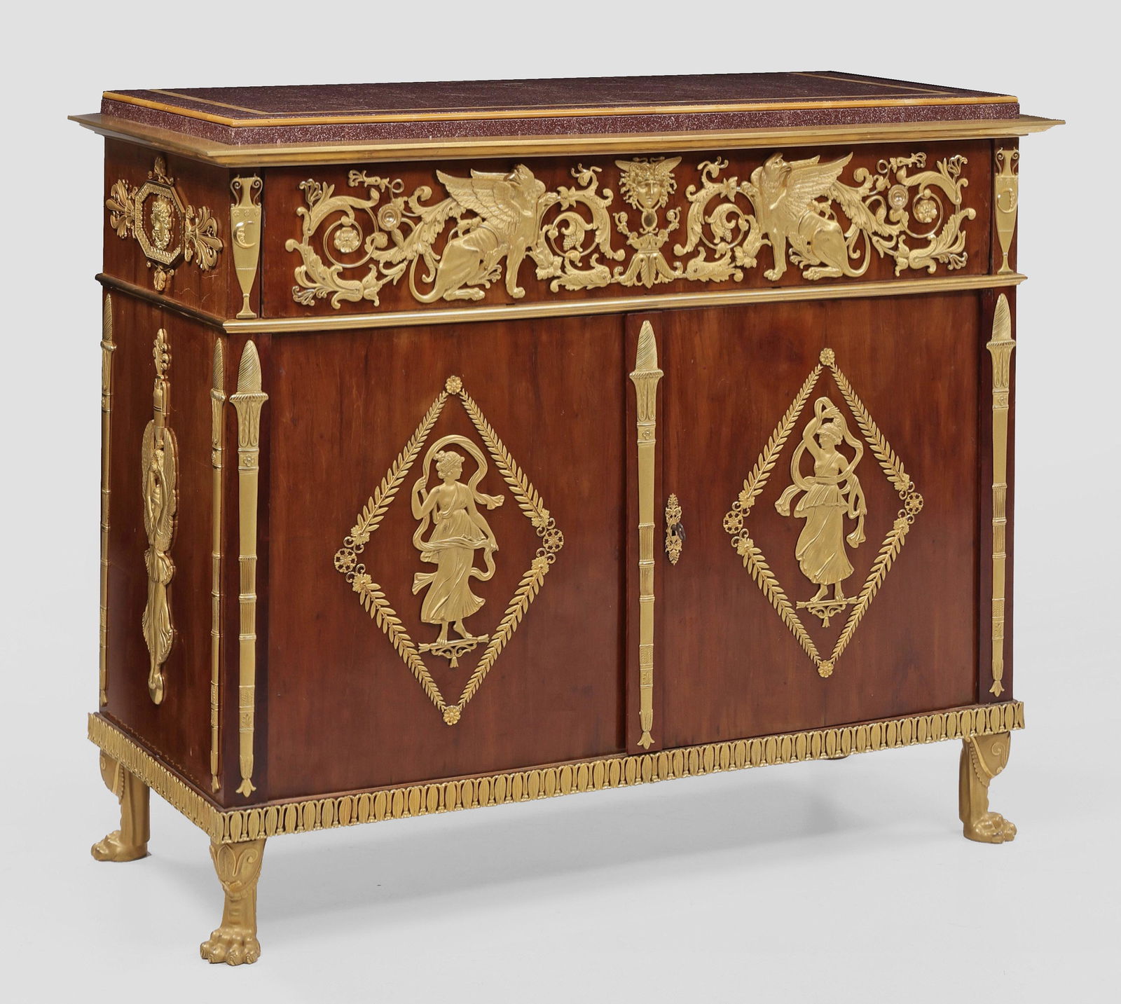 Große repräsentative Empire-Anrichte: Große repräsentative Empire-Anrichte in der Art von Jacob Frères Mahagoni furniert sowie reiche fein gearbeitete Applikationen aus vergoldeter Bronze. Gerader querrechteckig angelegter