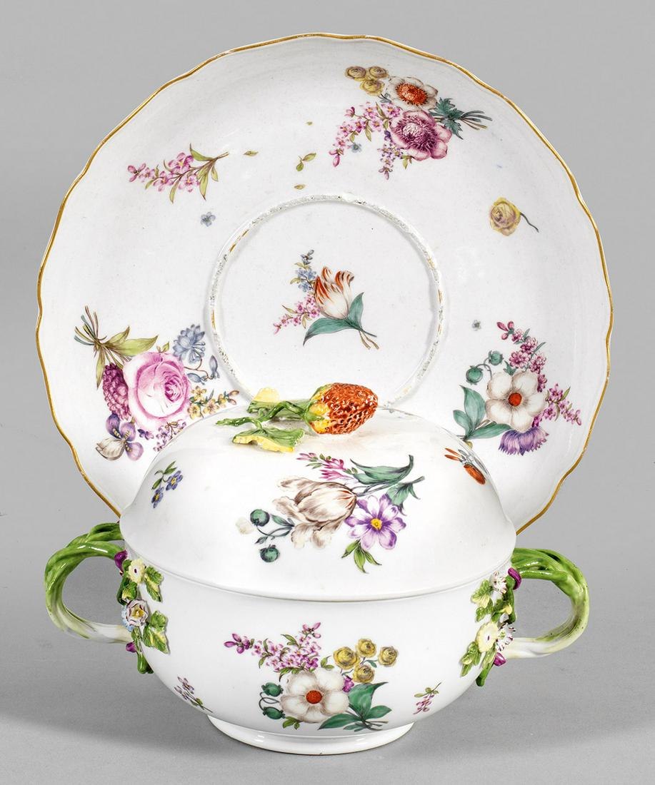 Barocke Deckelterrine mit Blumendekor auf Présentoir (1 of 1)