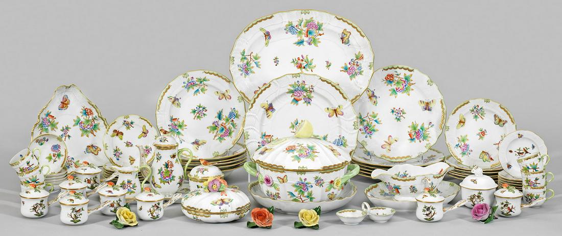 Speise- und Mokkaservice "Victoria" und "Rothschild-Vogel": Speise- und Mokkaservice "Victoria" und "Rothschild-Vogel" 63-tlg.; Mokkakanne, 2 Zuckerdosen, Sahnegießer, 6 Tassen mit Untertassen, 6 Speise-, 6 Suppen-, 6 Brot-, 6 Kuchenteller, Deckelterrine,