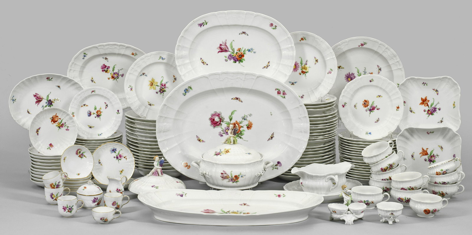 Restservice "Rocaille" mit Blumendekor: Restservice "Rocaille" mit Blumendekor 99-tlg.; 25 Speise-, 17 Suppen-, 18 Brot-, 17 Kuchen-, 10 Teetassen mit Untertassen, Deckelterrine, Sauciere, 3 Anbietplatten, Fischplatte, 4 Beilagenschalen, Ge