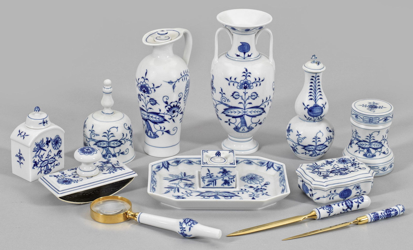 Porzellan-Ensemble mit Zwiebelmusterdekor (1 of 1)