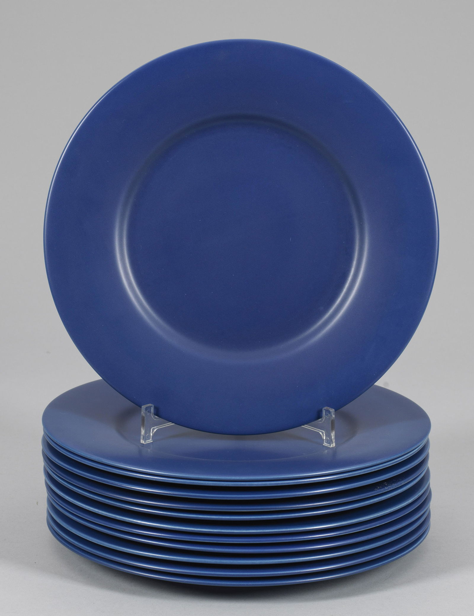 Zwölf Platzteller "Bleu Satine" von GIEN: Zwölf Platzteller "Bleu Satine" von GIEN in Originalkarton. Keramik. Runde Form mit satinblauer Mattglasur. Manufakturmarke. D. 32 cm. Twelve French ceramic plates "Bleu Satine". Manufacturer's m