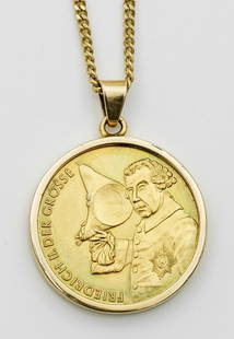 Gedenkmedaille Friedrich II der Große als Anhänger: Gedenkmedaille Friedrich II der Große als Anhänger Gelbgold, gest. 333. Vergoldete Medaille mit Reliefdarstellung von Friedrich II des Großen mit Dreispitz bzw. Initialen für