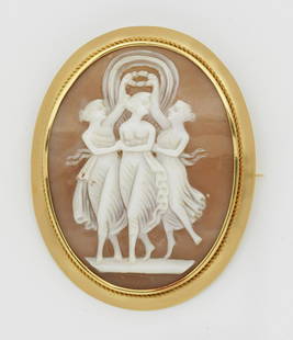 Jugendstil Muschelkamee-Brosche: Jugendstil Muschelkamee-Brosche Gelbgold, 18 ct.; Jeweils feine geschnittene, szenische Darstellung der "Drei Grazien". A brooch with shell cameo, in 18 k gold.