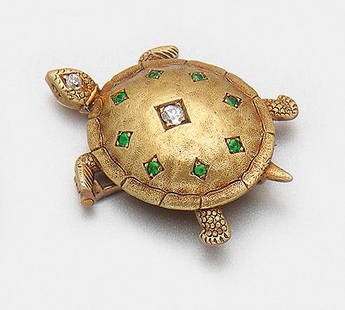 Viktorianische Turtle-Brosche: Viktorianische Turtle-Brosche England, um 1880. Gelbgold, 14 ct.; Detailreiche Darstellung einer Schildkröte, akzentuiert durch leuchtendgrüne Granate und zwei kleinen Diamanten. Gew. ca.