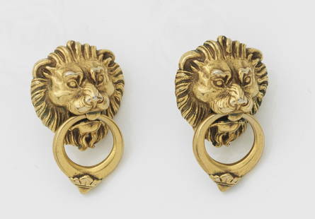 Paar dekorative Löwenkopf-Ohrringe von 1982: Paar dekorative Löwenkopf-Ohrringe von 1982 Metall, vergoldet. Herstellerzeichen MMA. Ges.-Gew. ca. 7,60 g. A pair of lion head earrings, gilded. Manufacturer's mark.