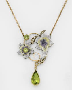 Feines Jugendstil-Collier mit Peridot-Tropfen: Feines Jugendstil-Collier mit Peridot-Tropfen Gelbgold, gest. 15 ct., teilw. polychrom emailliert. Floraler Anhänger in Ajour, besetzt mit apfelgrünen Peridots, mit sehr feiner