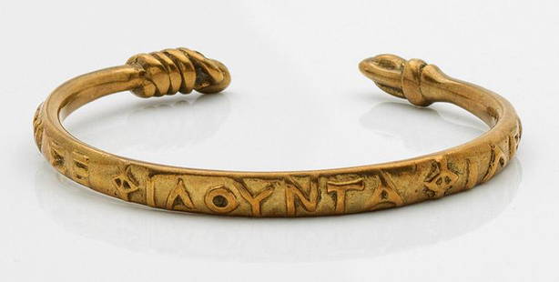 Moderner Armreif: Moderner Armreif Messing. Schauseitig erhabene Inschrift. A bracelet in brass.