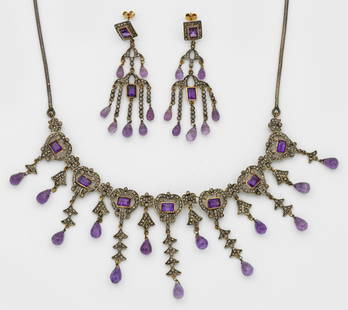 Belle Epoque Amethyst-Demi Parure: Belle Epoque Amethyst-Demi Parure Silber, teilw. vergoldet. Collier und korrespondierendes Paar Chandeliers. Besetzt mit fliederfarbenen Amethysten im Briolettschliff und ausgefasst mit kleinen