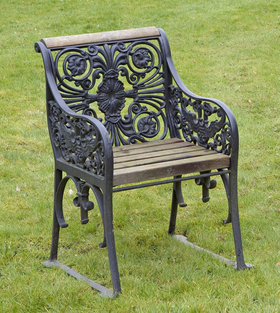 Klassizistischer Gartensessel: Klassizistischer Gartensessel nach einem Entwurf von Karl Friedrich Schinkel Gusseisen, mattschwarz lackiert sowie Holz. Durchbrochen gearbeitete, schmale Seitenwangen aus stilisierten Adlermotiven un