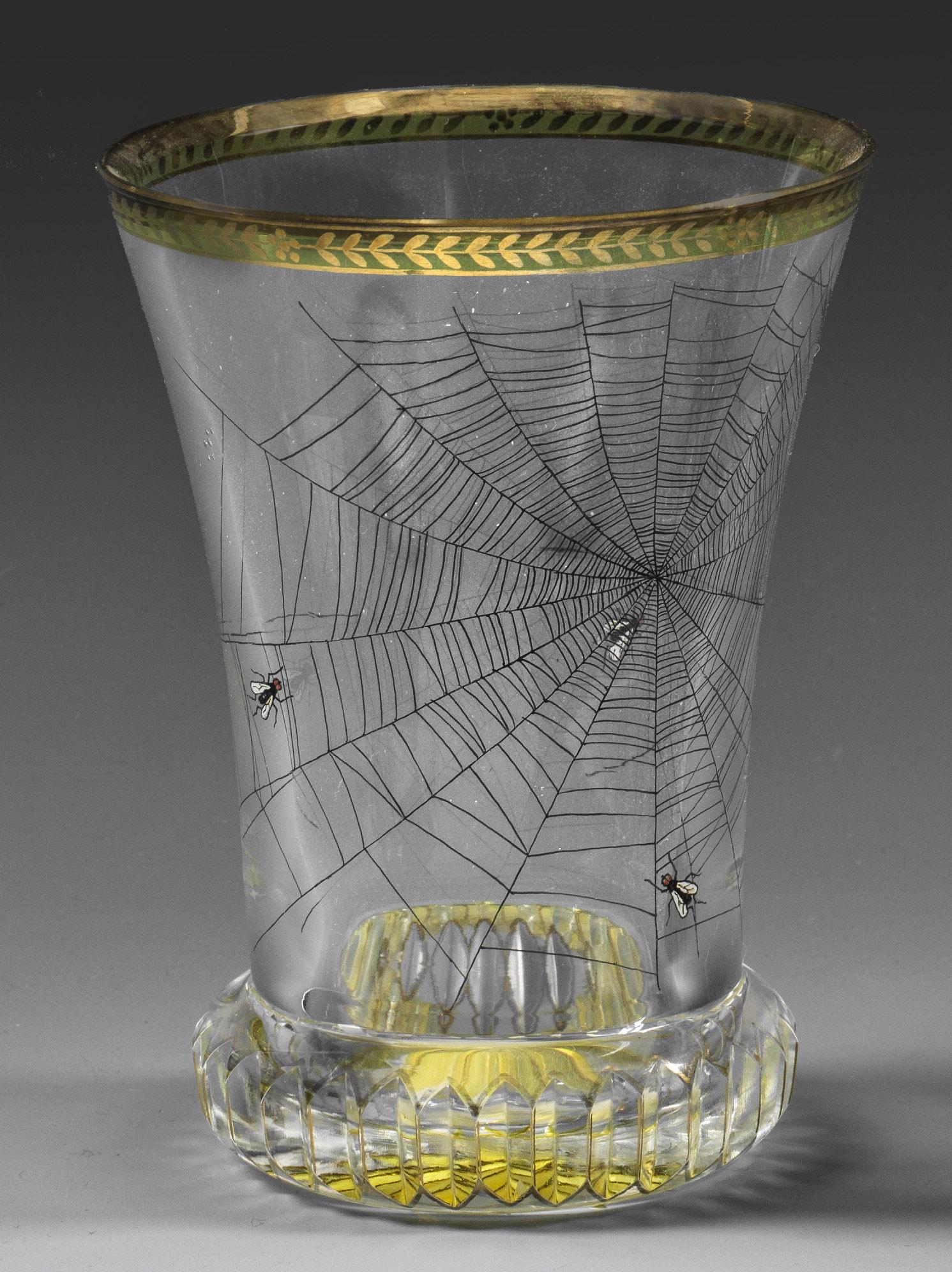 Ranftbecher mit drei Fliegen im Spinnennetz (1 of 1)