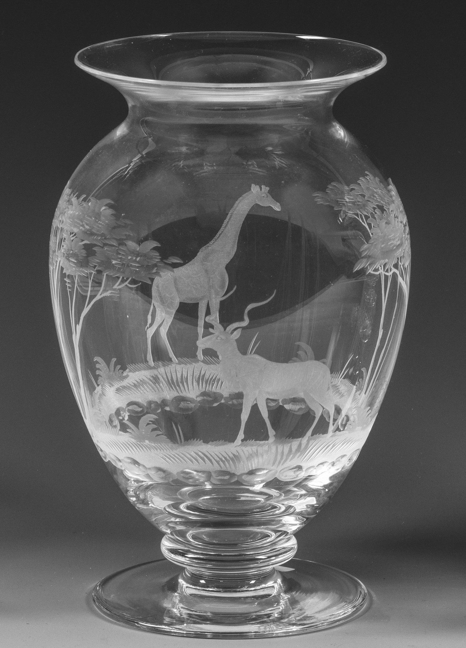 Ziervase mit afrikanischen Tieren in Landschaft (1 of 1)