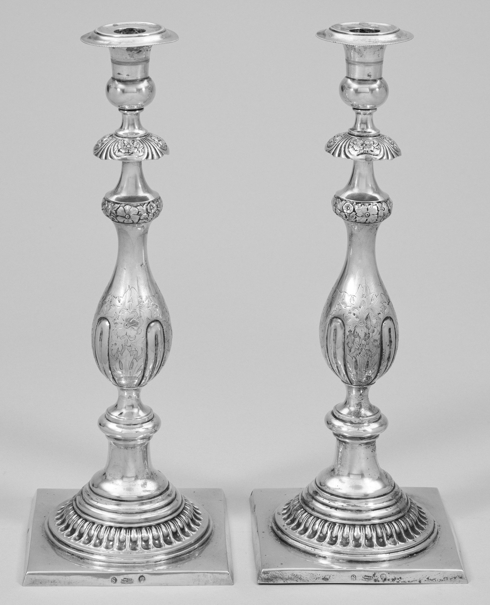 Paar groÃŸe Biedermeier-Tafelleuchter: Silber. Auf quadratischer Plinthe trompetenfÃ¶rmig hochgezogener, mehrfach profilierter und mit godroniertem Zungenfries verzierter RundfuÃŸ. Ovoider, in einem Schirmchen aus stili