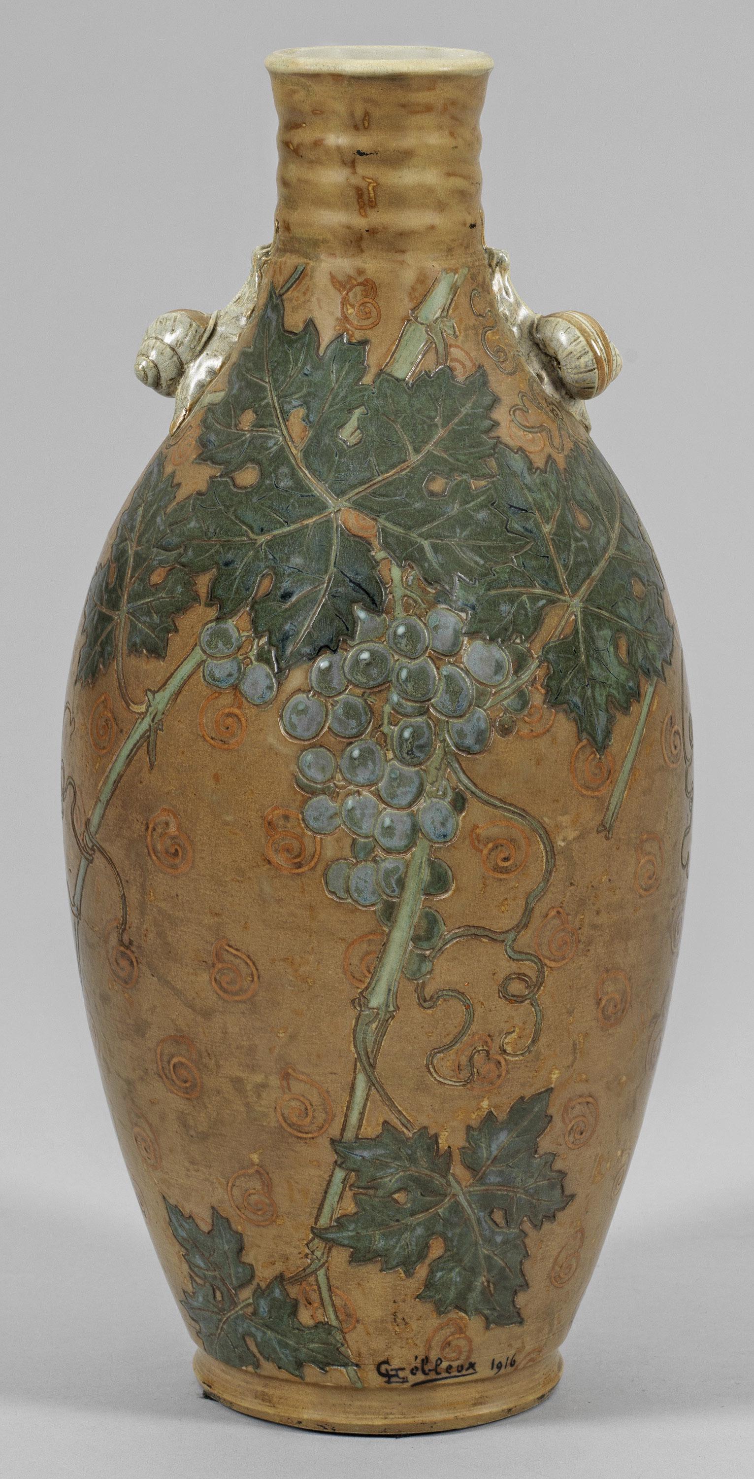 Jugendstil-Vase mit Weinrebendekor (1 of 1)