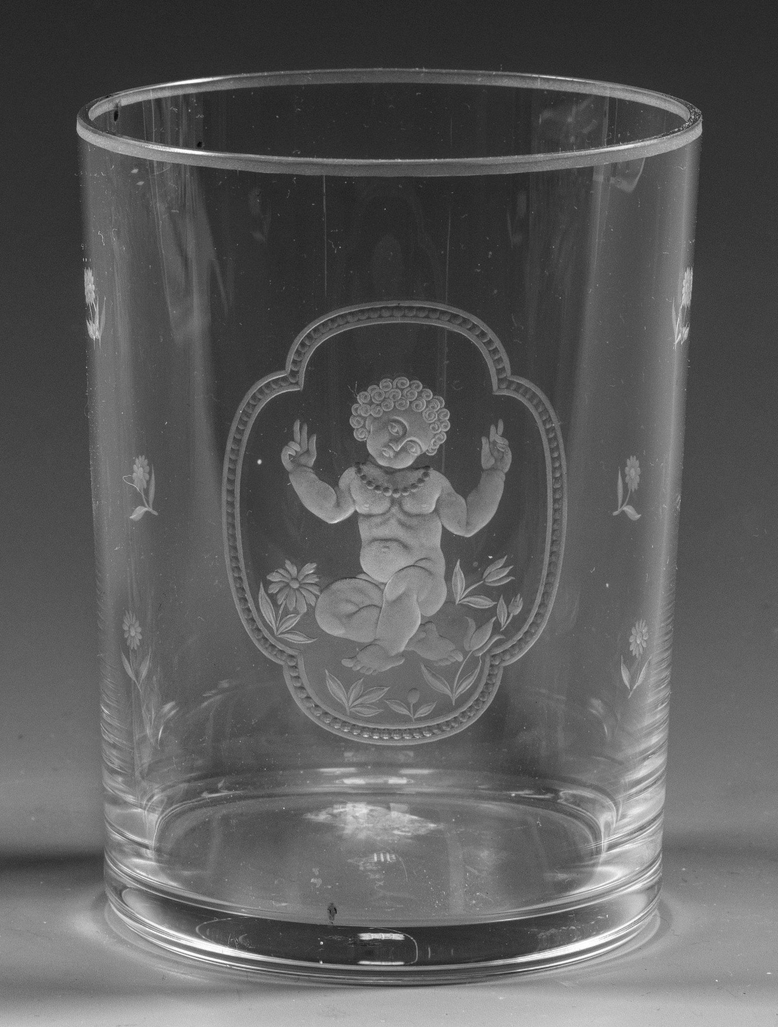 Seltener Zierbecher mit Puttodekor von Michael Powolny (1 of 1)